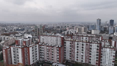 El-Paisaje-Urbano-De-París-En-La-Défense-Emerge-En-Medio-De-Condiciones-Nubladas.